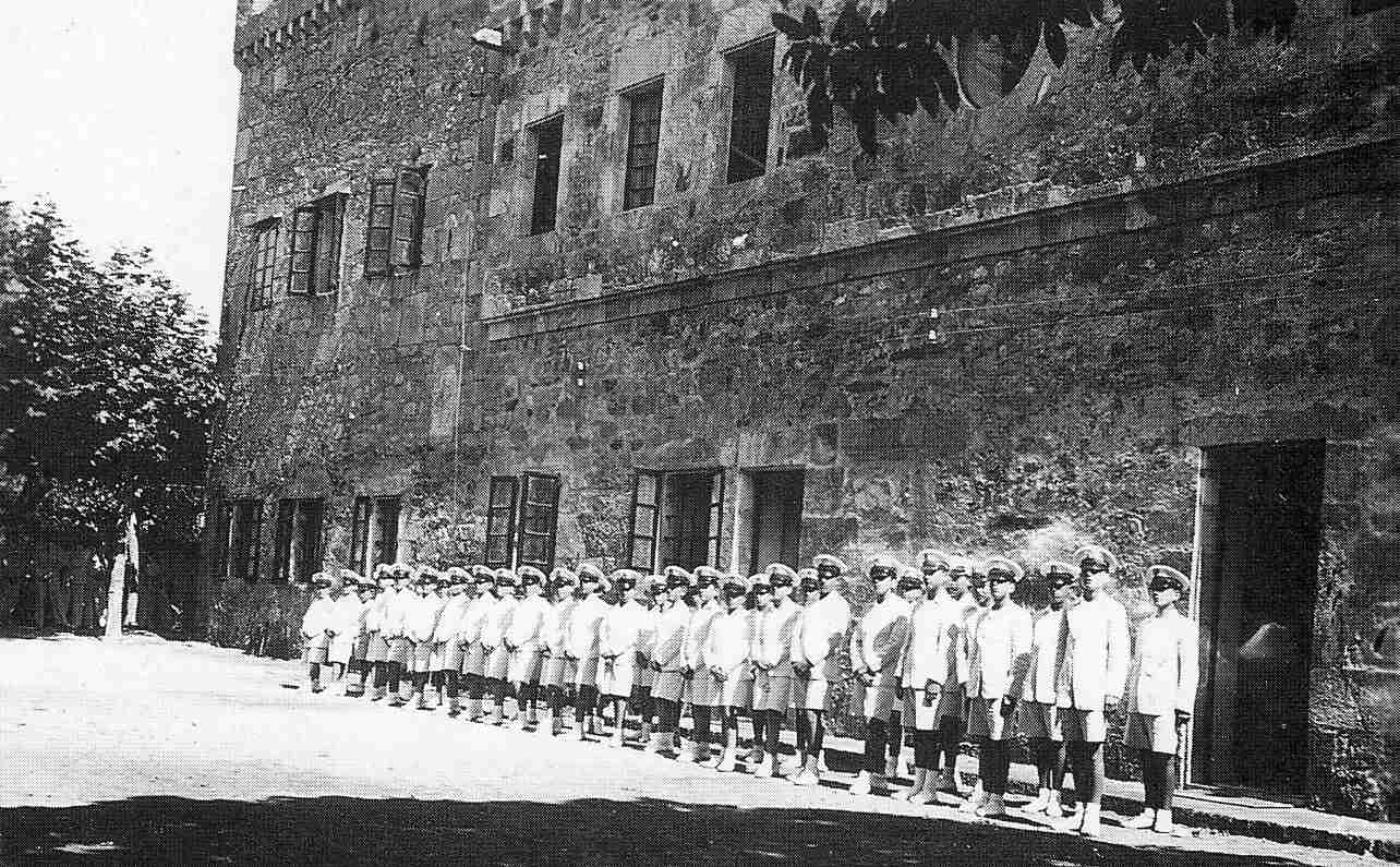 Húerfanos del ejército en el Castillo de Santa Cruz - Oleiros